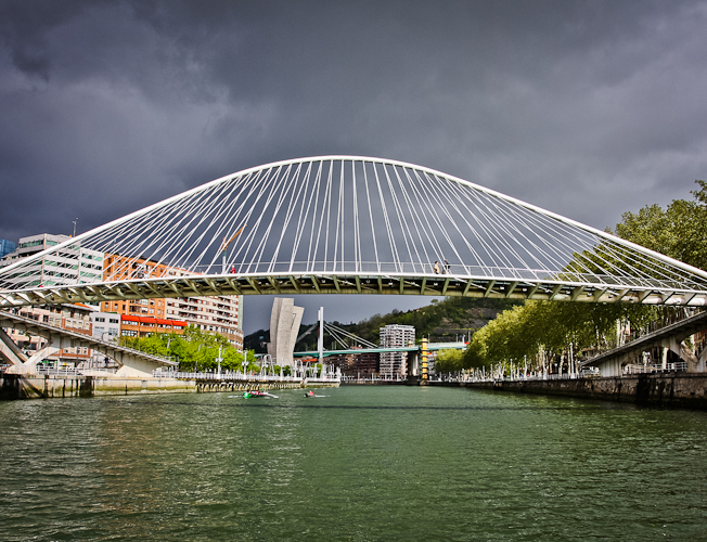 Ria del Nervión y puente Zubizuri. Bilbao. www.smartinbilbao.com